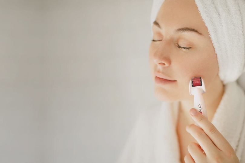 Professionele microneedling-behandeling in een Koreaanse skincare studio